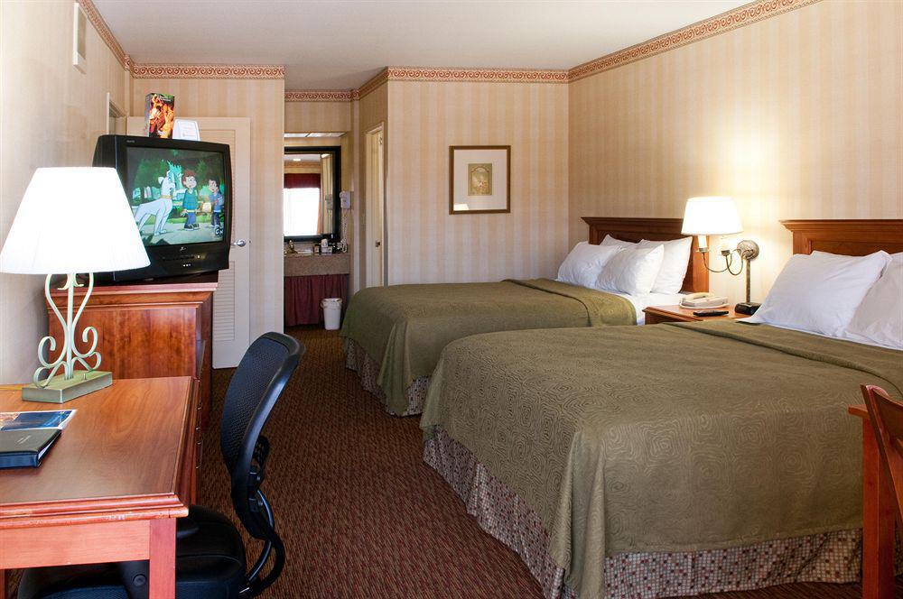 Best Western Plus Raffles Inn & Suites Anaheim Bilik gambar